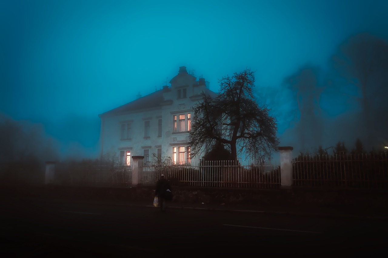creepy mansion in galveston with haunts